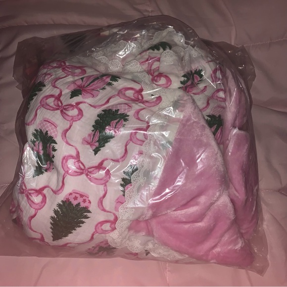 NEW Envogue Coquette Christmas Trees Blanket NWT - Picture 3 of 4